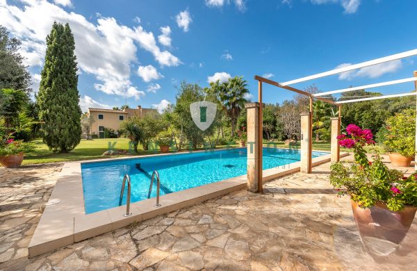 Authentic country house in Alcudia with pool, guest house, garage and amazing gardens for sale