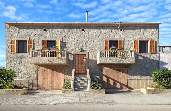 Charmantes Haus in zweiter Linie in Son Serra de Marina mit Meerblick und Ferienvermietungslizenz zu verkaufen.