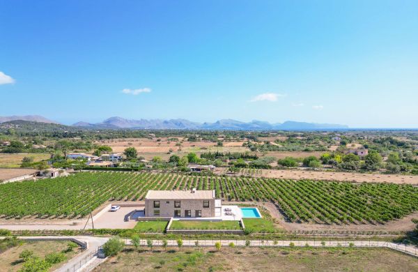 Luxury country house with its own vineyard for sale in Alcudia