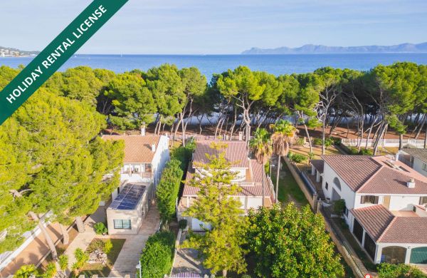 First line Villa for sale with holiday rental license in Playa de Alcudia