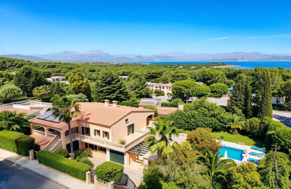 Exclusive 7 bedroom Villa in Bonaire, Alcudia with pool and garages in top location
