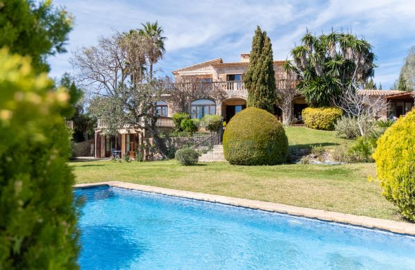 Exclusiva finca de lujo en Pollensa, Mallorca, con piscina privada, jardín maduro y vistas impresionantes