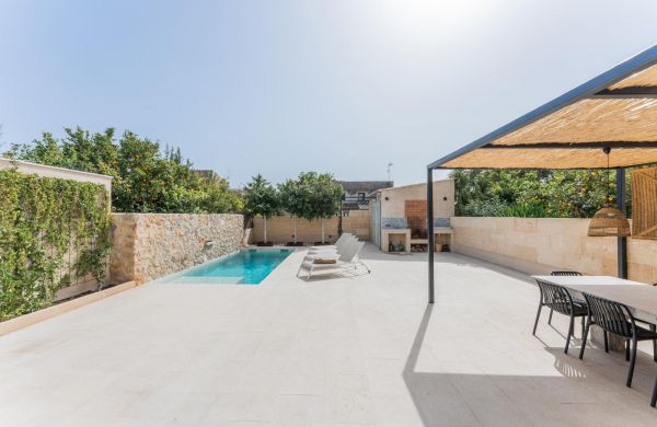 Nueva casa moderna en Campanet Mallorca con piscina y patio