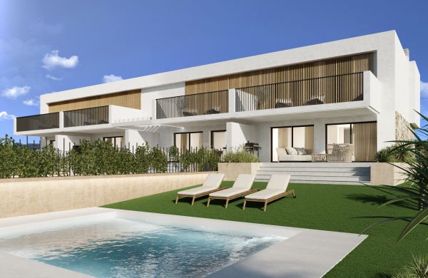 Nueva construcción casa adosada sostenible en Puerto de Alcúdia, Mallorca con piscina y cerca de la pl...