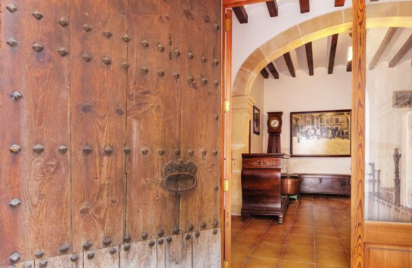 Amazing historical townhouse in Pollensa with garden, garage and terrace for sale