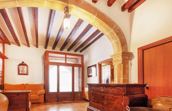 Amazing historical townhouse in Pollensa with garden, garage and terrace for sale