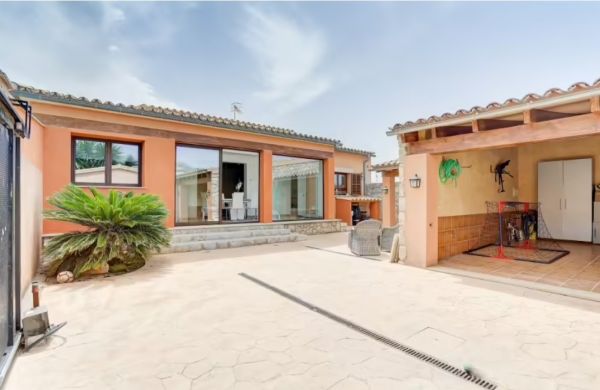 Casa reformada en Campanet Mallorca con vistas, terrazas, patio y parking con licencia para construir una piscin...