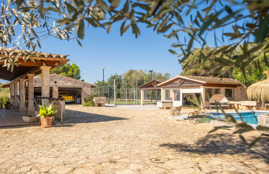 Finca Santa Margalida Mallorca with pool, paddle court, garage and entertainment area