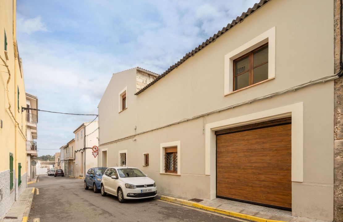 Newly reformed townhouse with pool in Santa Margalida plus guest apartment