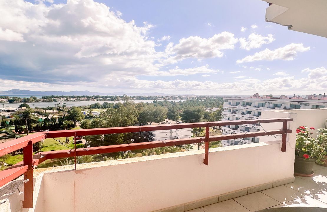 Apartamento en Puerto Alcudia con piscina comunitaria y vistas panorámicas