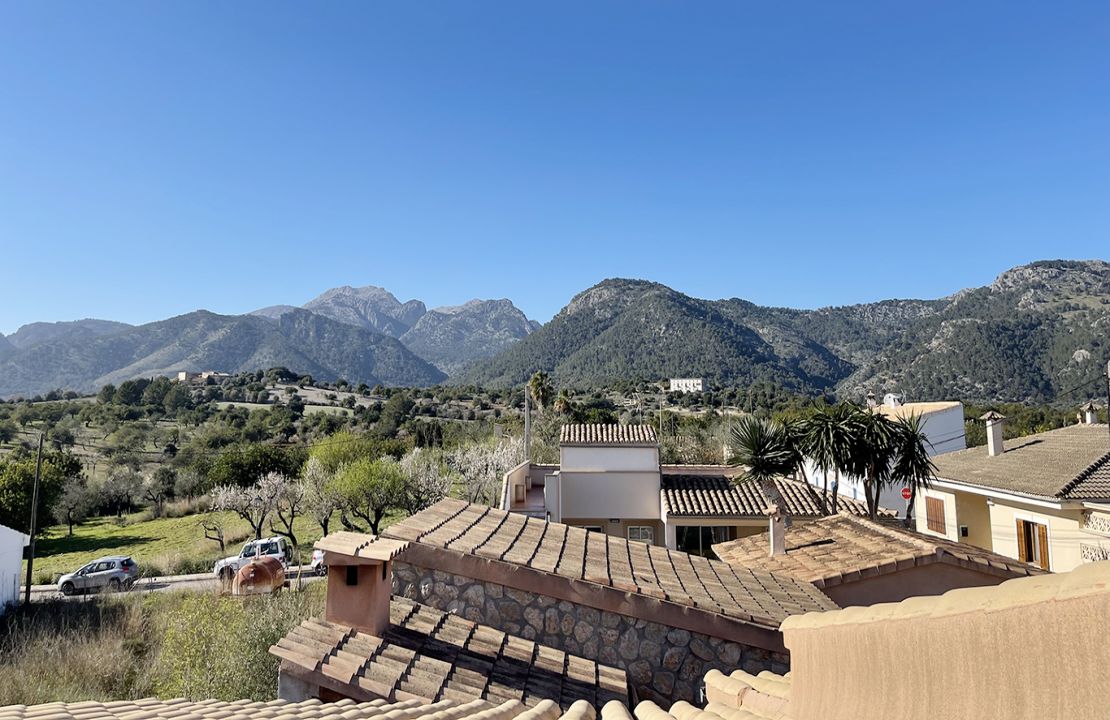 Casa reformada en Campanet Mallorca con vistas, terrazas, patio y parking con licencia para construir una piscina