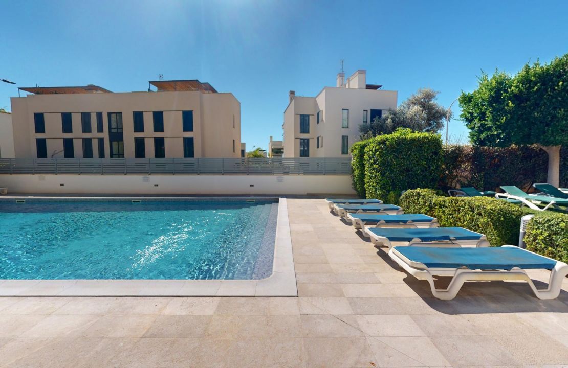 Fabulous ground floor apartment in Puerto Pollensa Mallorca with pool and private garden