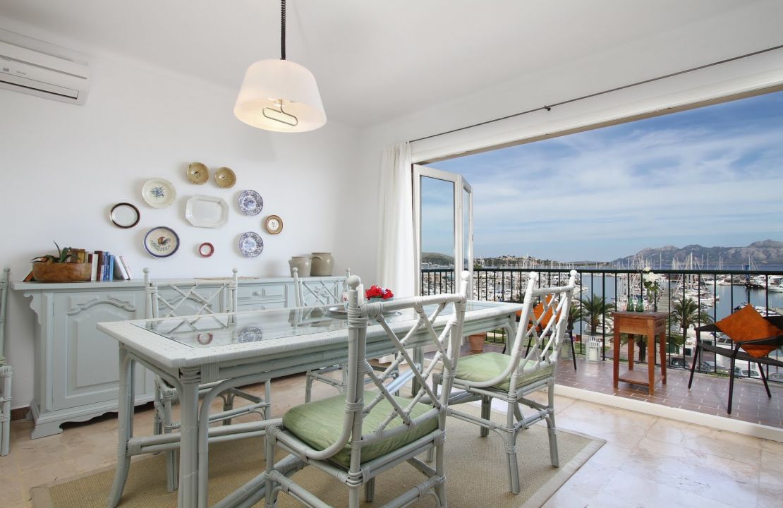 Apartment im dritten Stock mit Aufzug in erster Meereslinie in Puerto Pollenca zu vermieten