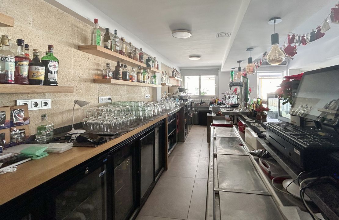 Restaurante con apartamento propio en venta en Can Picafort cerca del mar con Múltiples Terrazas