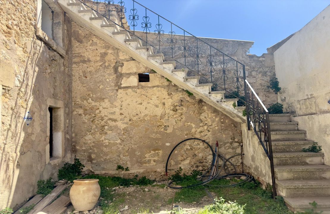 Proyecto de Renovación: Casa de Pueblo en Campanet, Mallorca con Planos Aprobados