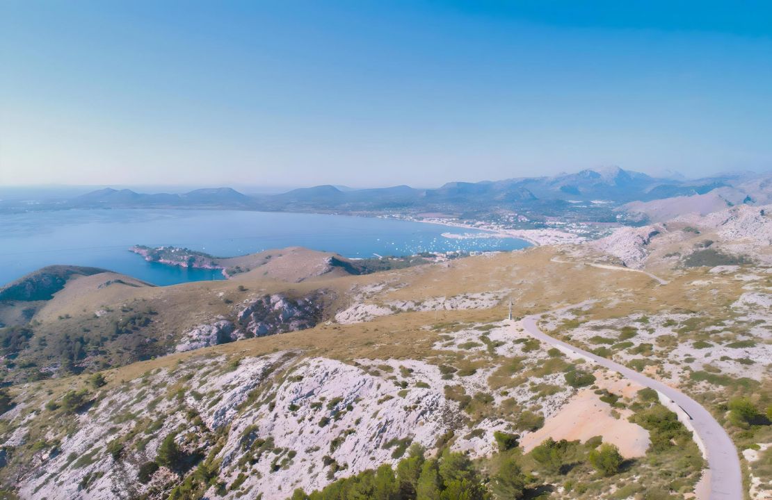 Villa con vistas panorámicas en Puerto Pollensa, Mallorca – En venta