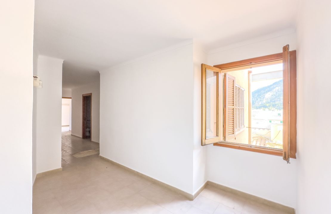 Top floor apartment in Pollensa with lift and views over the town for sale