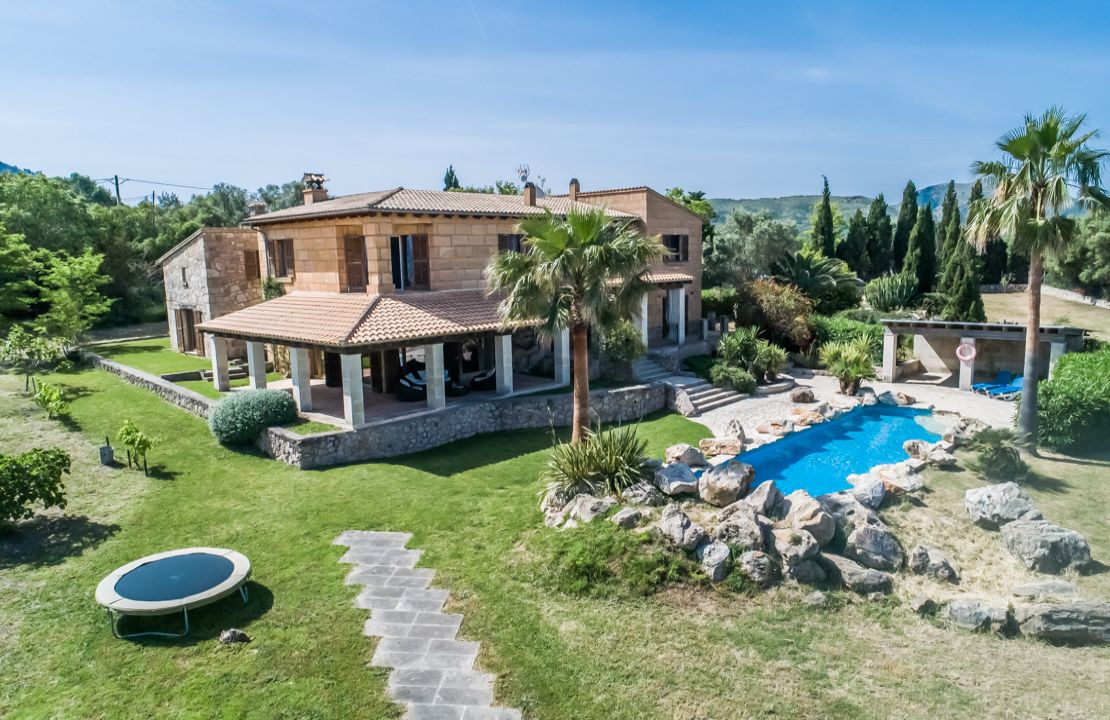 Finca with rental license in Alcudia, Mallorca with stunning views, tennis court and pool for sale
