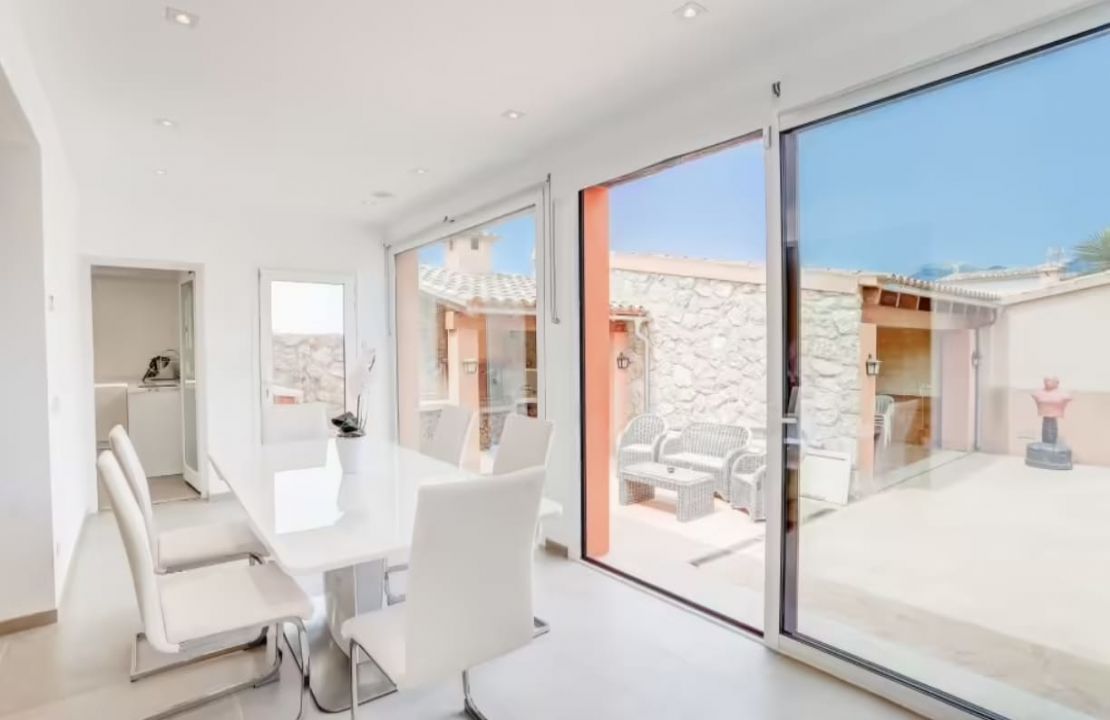 Casa reformada en Campanet Mallorca con vistas, terrazas, patio y parking con licencia para construir una piscina