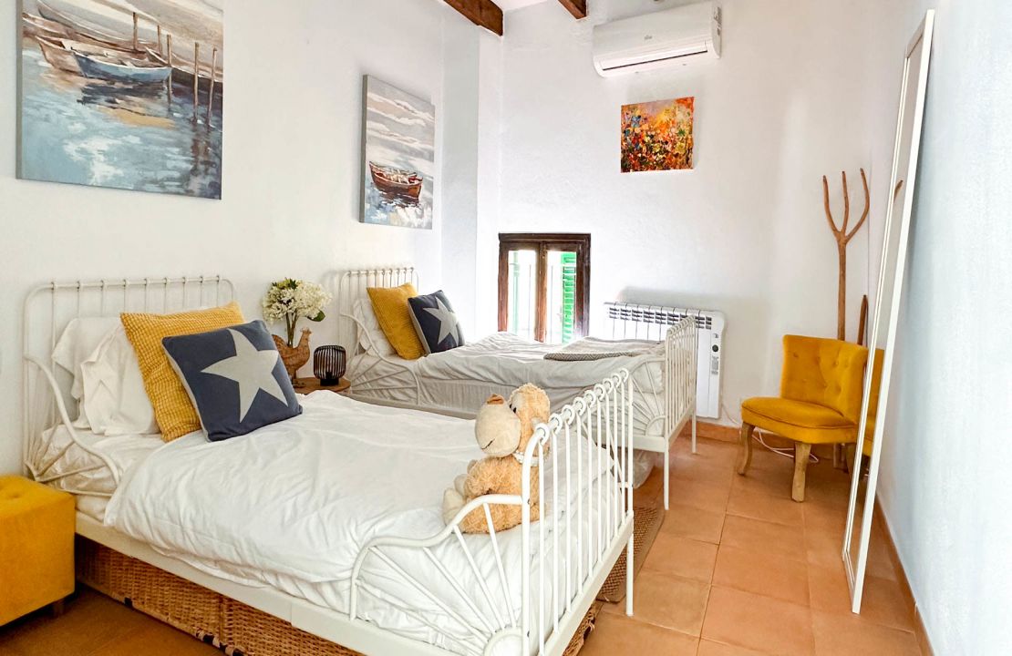 Wonderful townhouse in Pollensa with full holiday rental license and roof terrace for sale