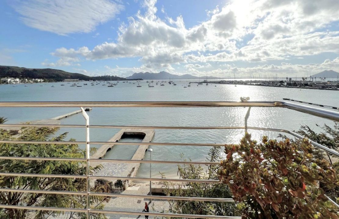 Apartment in erster Meereslinie in Puerto Pollensa mit Traumausblick