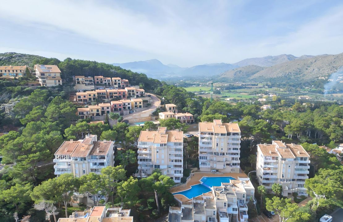 Puerto Pollensa apartment for sale with sea views, pool and storage