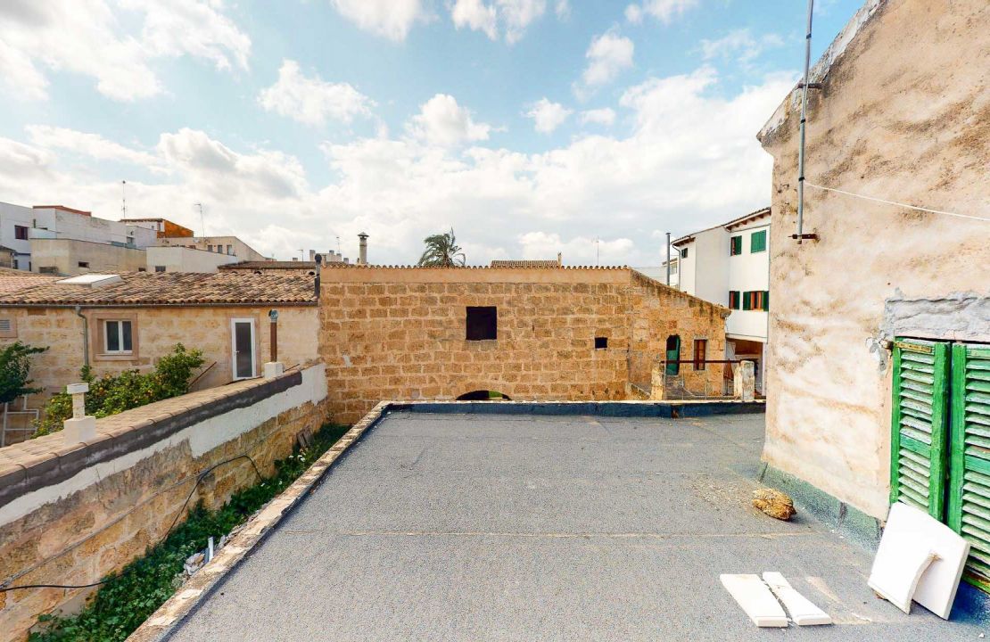 Exceptional manor house in Mallorca Sa Pobla for sale with large patio, garden, guest house and garage