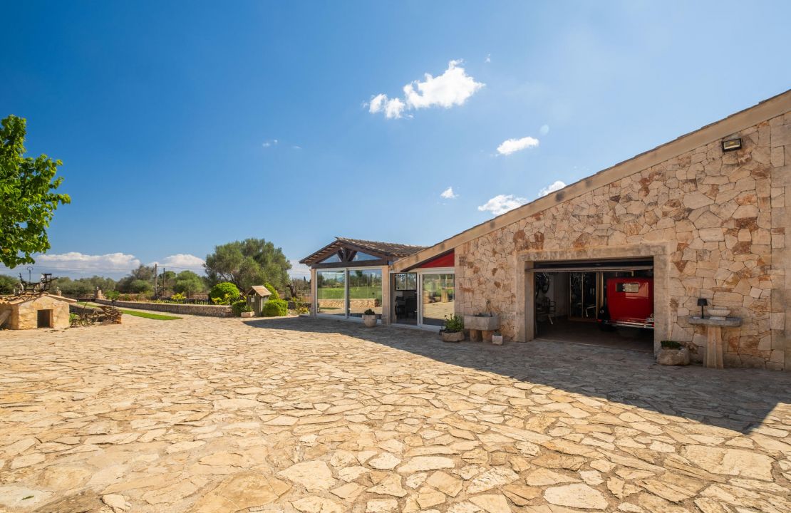 Finca Santa Margalida Mallorca with pool, paddle court, garage and entertainment area