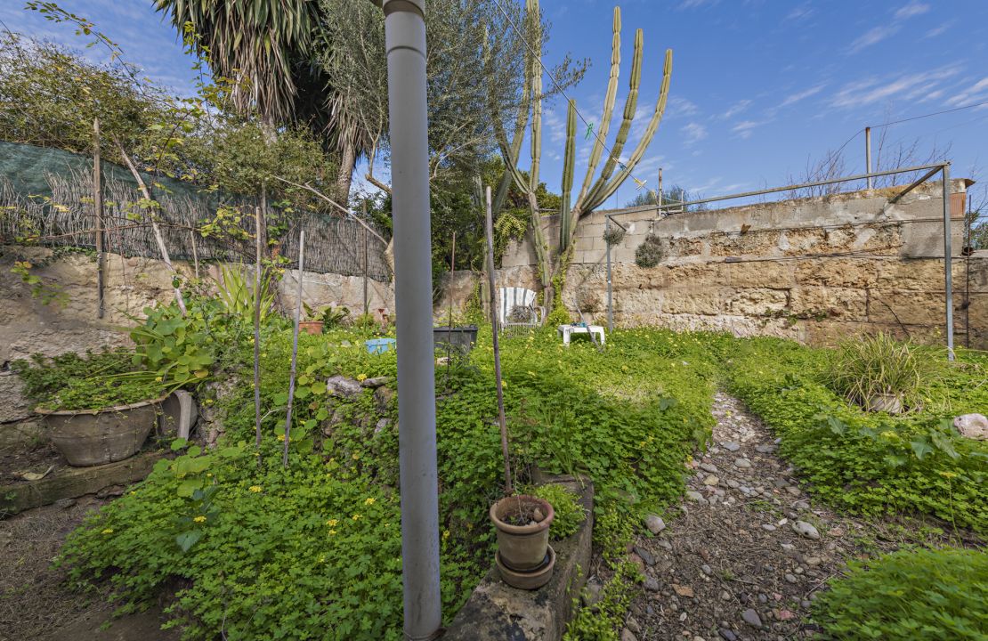 Traditionelles Stadthaus in Llubi Mallorca mit Garten zum renovieren