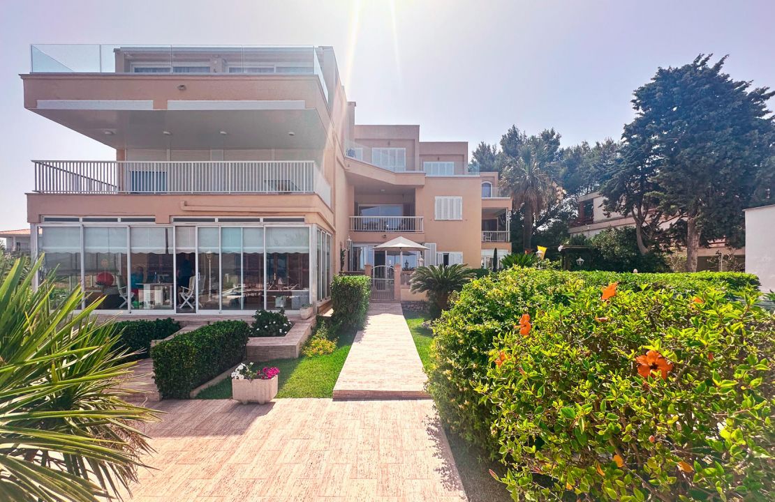 Seafront Apartment for sale in Llenaire Port Pollensa with pool, garage and storage room