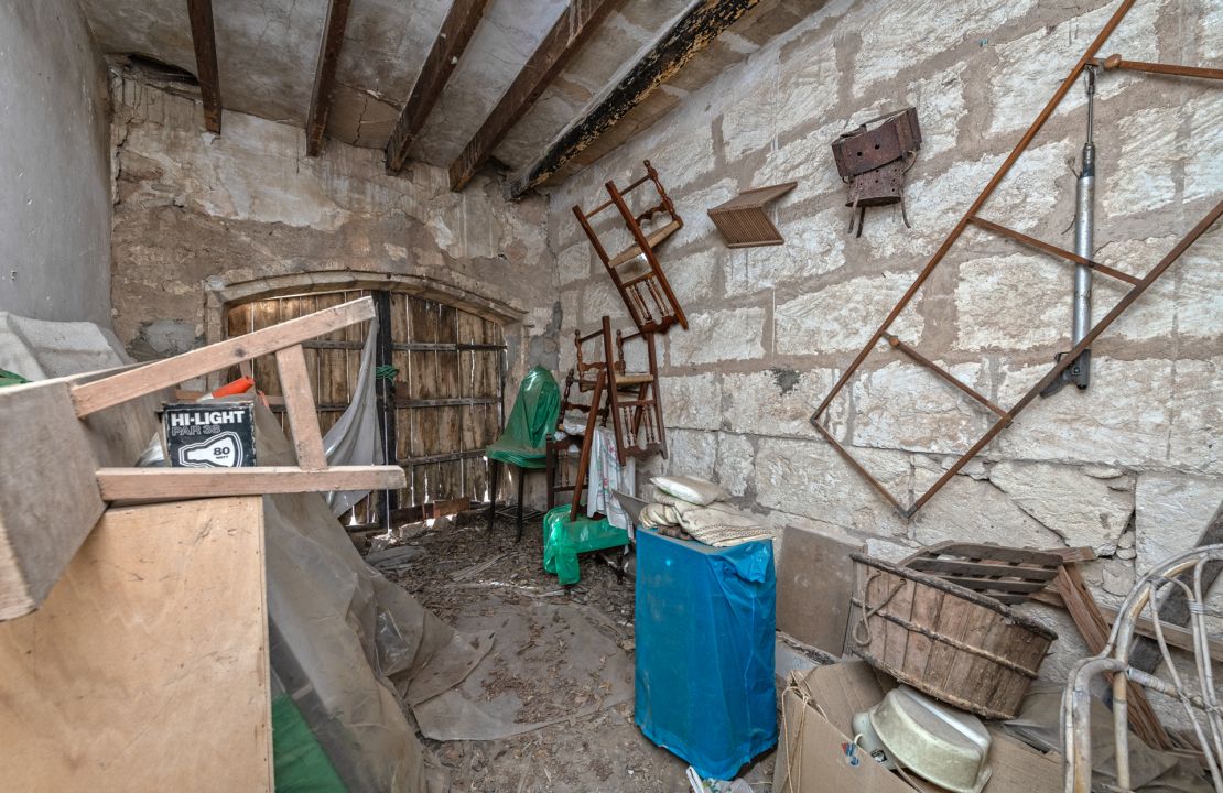 Traditionelles Stadthaus in Llubi Mallorca mit Garten zum renovieren