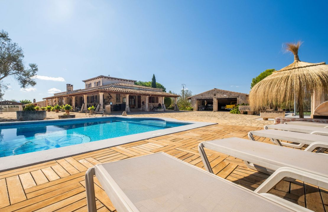 Finca Santa Margalida Mallorca with pool, paddle court, garage and entertainment area