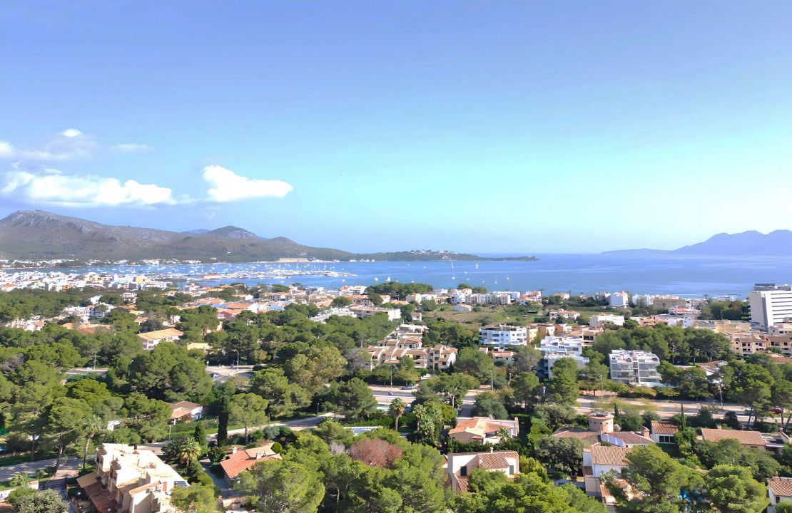 Villa con vistas panorámicas en Puerto Pollensa, Mallorca – En venta