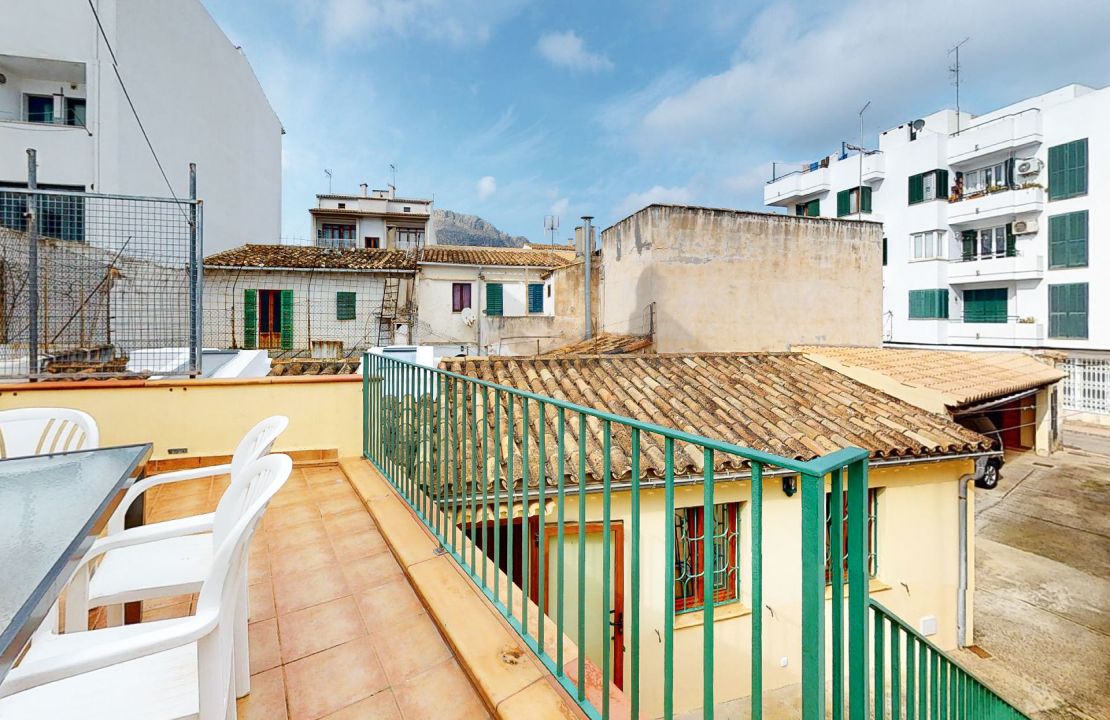 Stadthaus in Puerto Pollensa mit privater Zufahrt, Parkplatz und Terrasse zu verkaufen