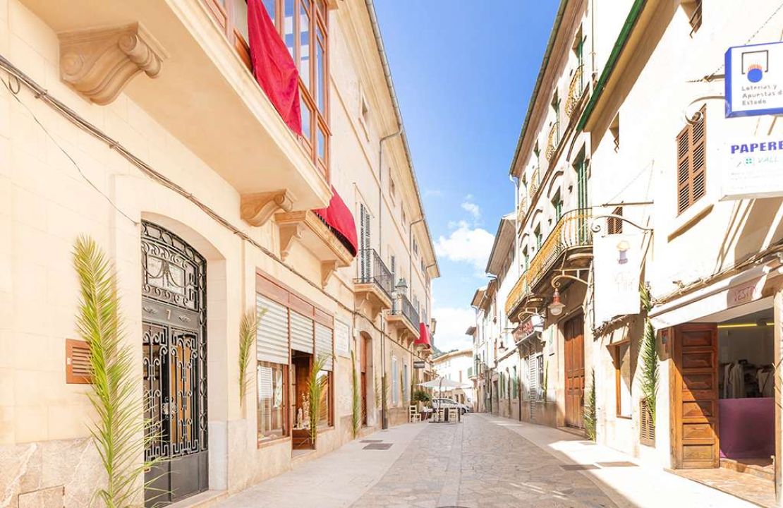 Amazing historical townhouse in Pollensa with garden, garage and terrace for sale