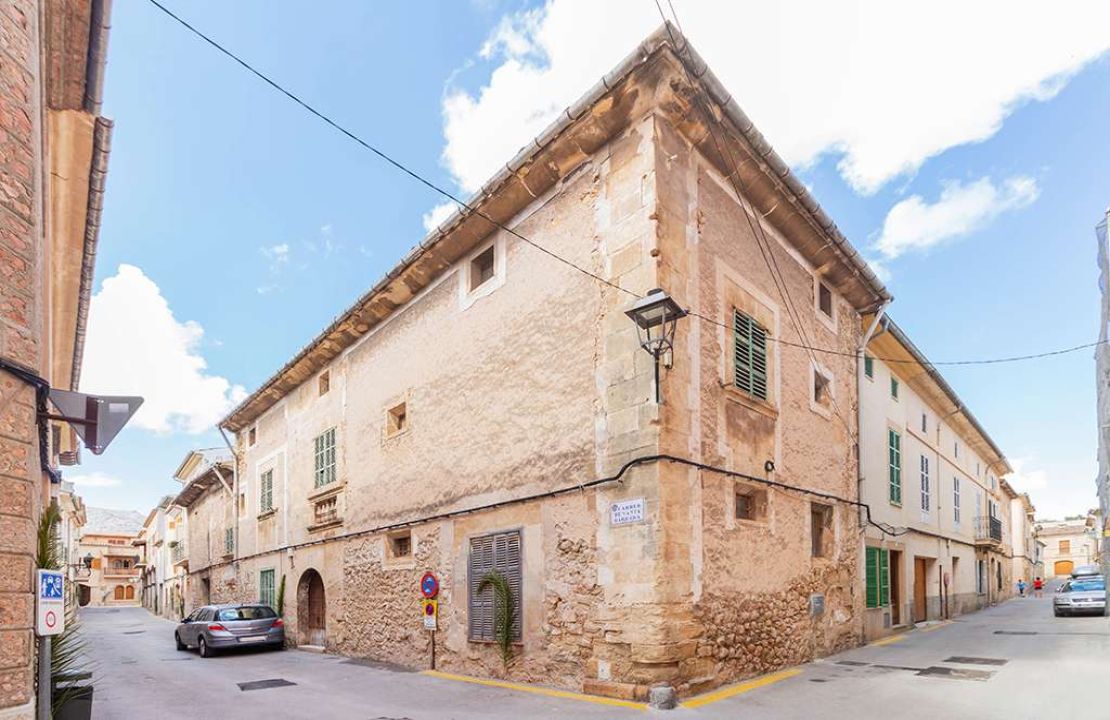 Amazing historical townhouse in Pollensa with garden, garage and terrace for sale