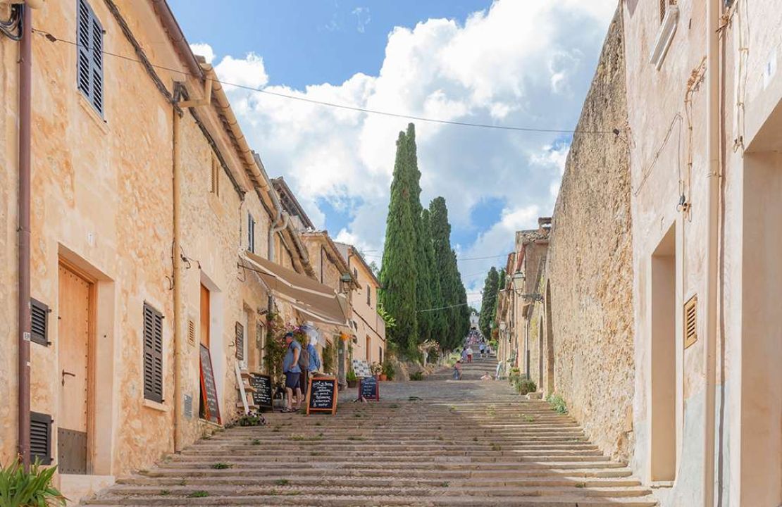 Amazing historical townhouse in Pollensa with garden, garage and terrace for sale