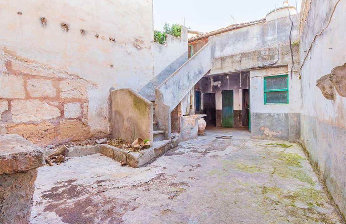 Amazing historical townhouse in Pollensa with garden, garage and terrace for sale