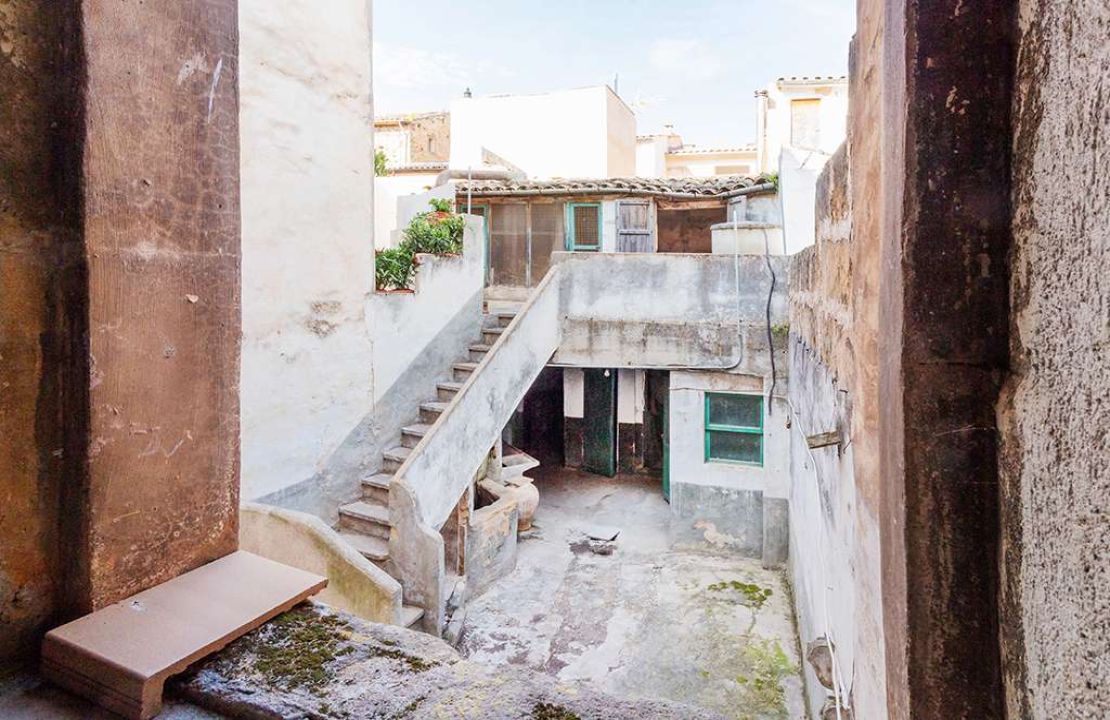 Amazing historical townhouse in Pollensa with garden, garage and terrace for sale