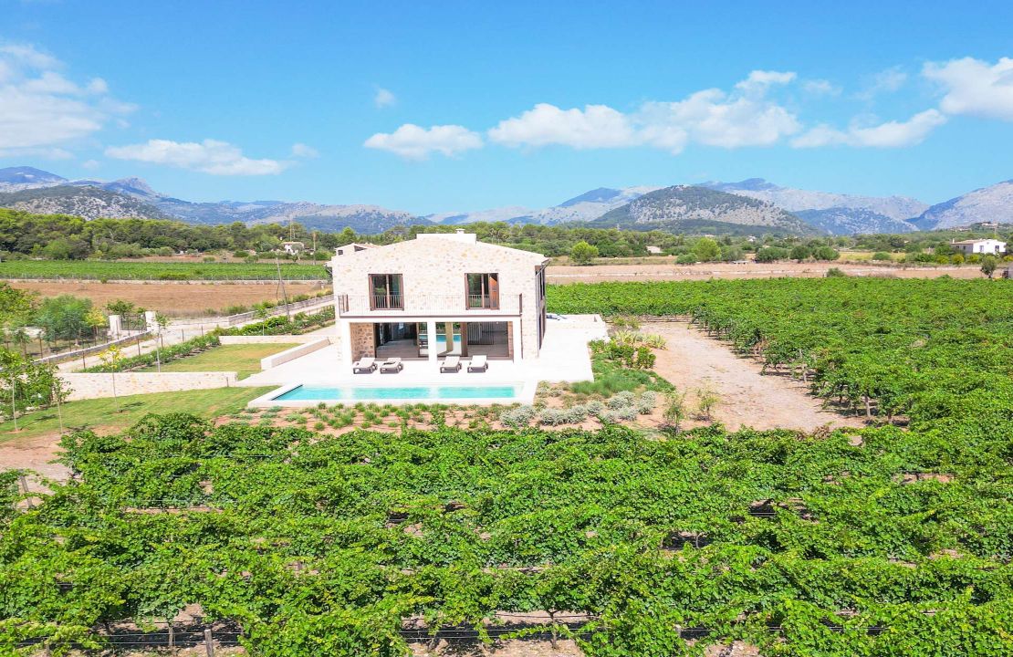 Luxury country house with its own vineyard for sale in Alcudia