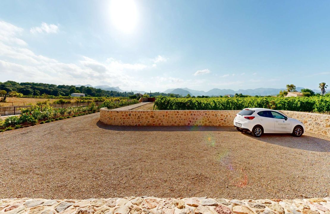 Luxury country house with its own vineyard for sale in Alcudia