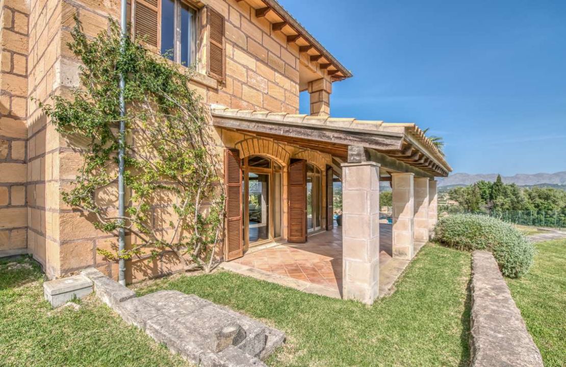 Finca with rental license in Alcudia, Mallorca with stunning views, tennis court and pool for sale