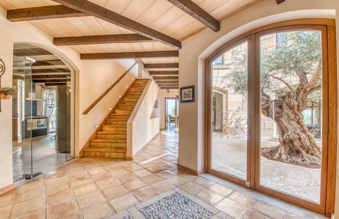 Finca with rental license in Alcudia, Mallorca with stunning views, tennis court and pool for sale