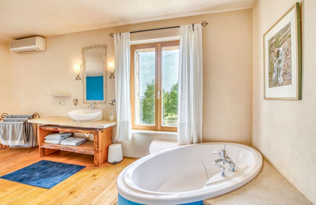 Finca with rental license in Alcudia, Mallorca with stunning views, tennis court and pool for sale