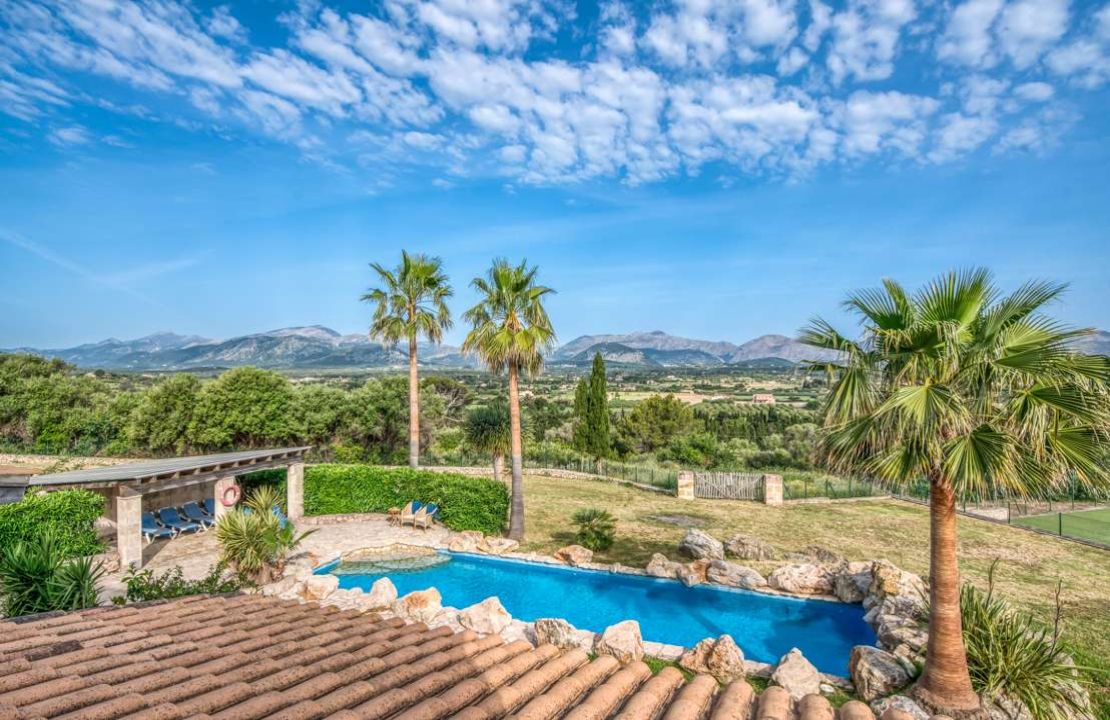 Finca with rental license in Alcudia, Mallorca with stunning views, tennis court and pool for sale