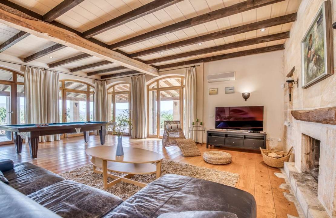 Finca with rental license in Alcudia, Mallorca with stunning views, tennis court and pool for sale