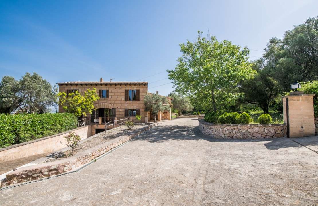 Finca with rental license in Alcudia, Mallorca with stunning views, tennis court and pool for sale