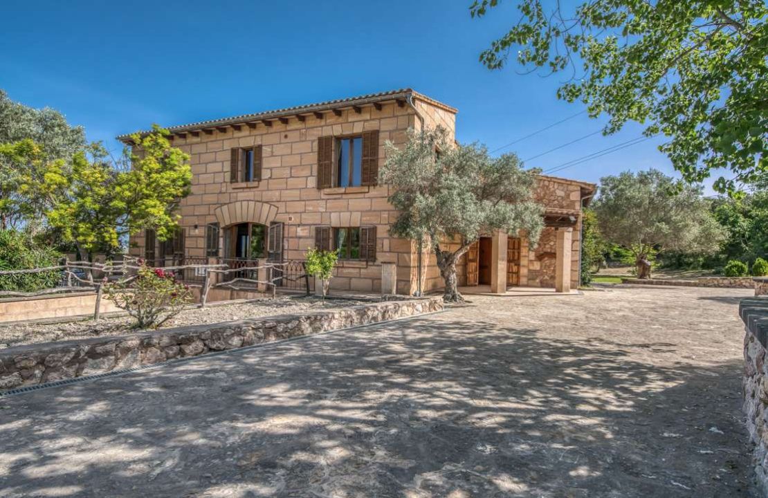 Finca with rental license in Alcudia, Mallorca with stunning views, tennis court and pool for sale