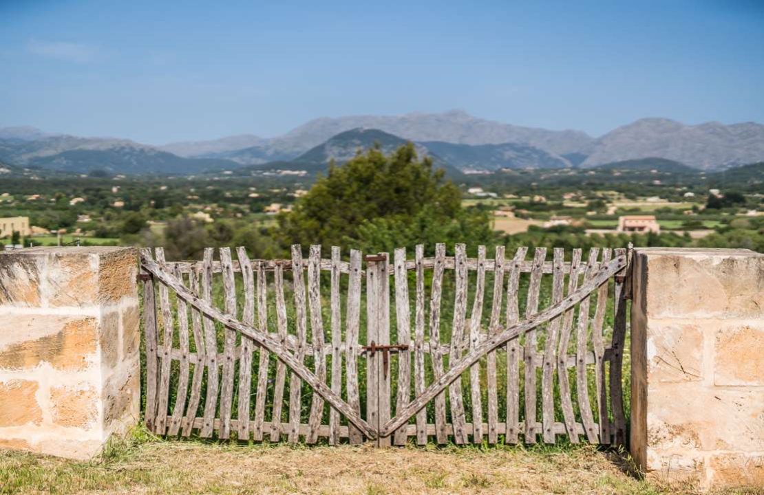 Finca with rental license in Alcudia, Mallorca with stunning views, tennis court and pool for sale
