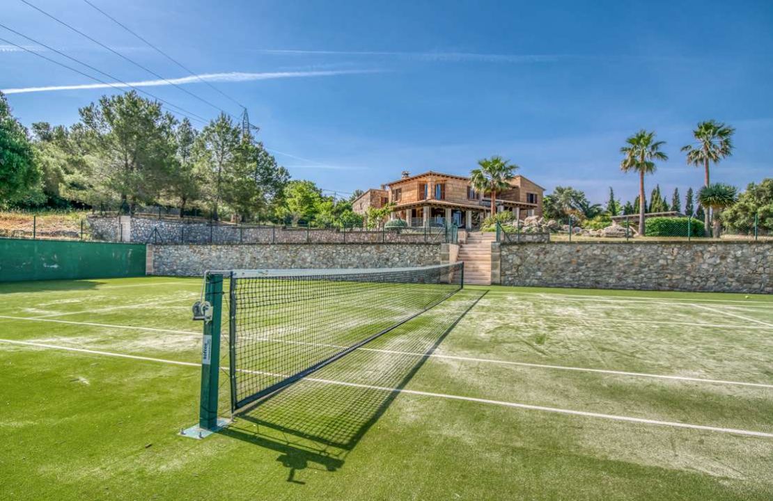 Finca with rental license in Alcudia, Mallorca with stunning views, tennis court and pool for sale